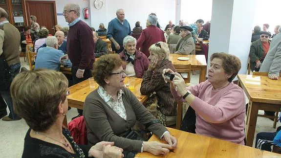 Un grupo de pensionistas conversa en un centro de jubilados.