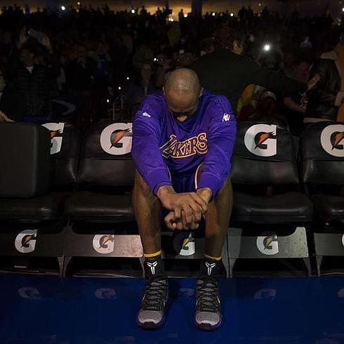 Kobe Bryant mira al suelo anoche en Filadelfia, su ciudad natal, antes del choque entre los Lakers y los 76ers. 