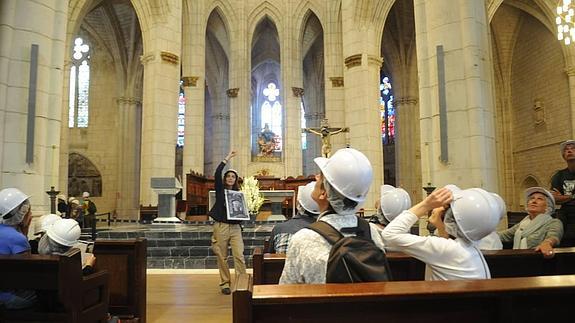 Una visita guiada en la nave de la catedral vitoriana. 