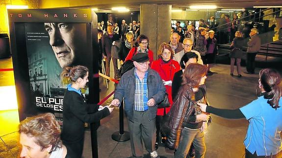 Los suscriptores de EL CORREO en papel y on+ tuvieron la oportunidad de asistir en los cines Golem al preestreno de ‘El Puente de los Espías’, de Spielberg.