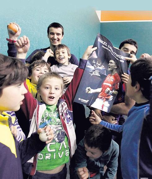 Niños del club Lagun Onak de Amorebieta muestran un póster de su ídolo.