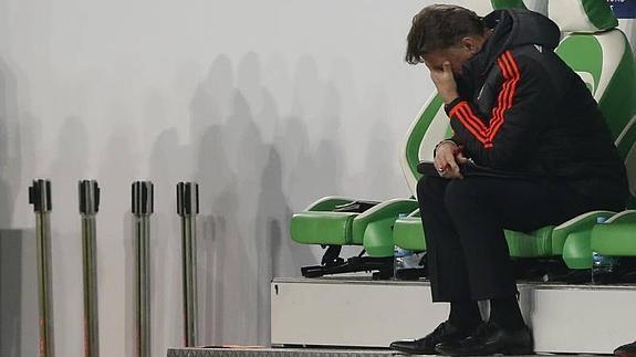 Louis Van Gaal se lamenta de la ocasión perdida.