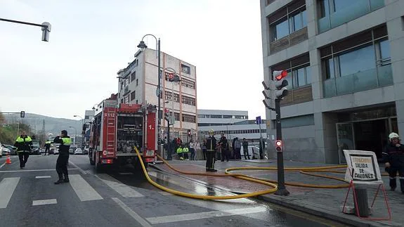 Los bomberos entran en el edificio.