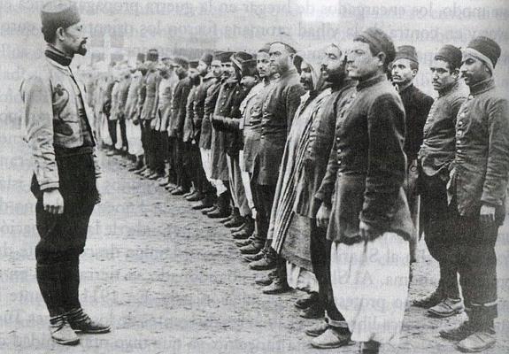 Un oficial pasa revista a soldados musulmanes capturados en el frente de Francia durante la Gran Guerra.