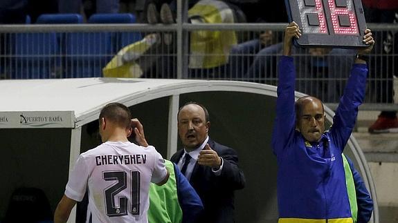 Benítez consuela a Cherysev en el partido frente al Cádiz en el que fue alineado estando sancionado.