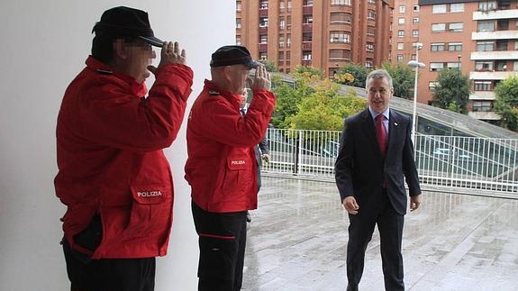 Dos agentes de la Ertzaintza saludan al lehendakari Iñigo Urkullu en una de sus visitas a una comisaría.