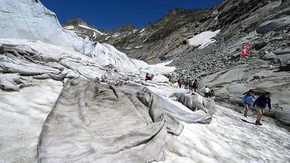 El glaciar de Ródano en Suiza, está cubierto de mantas para evitar su deshielo.