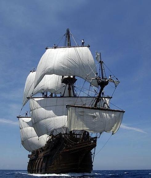  El ‘Constitución’, una réplica de un galeón del siglo XVII, navega por aguas del Caribe. 