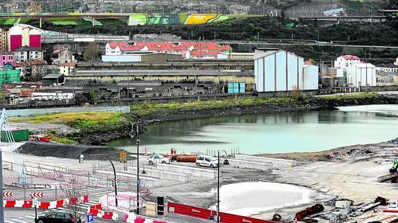Juan María Aburto presidió ayer su primera sesión del Consejo Cívico junto a Ibon Areso y el secretario general del pleno.
