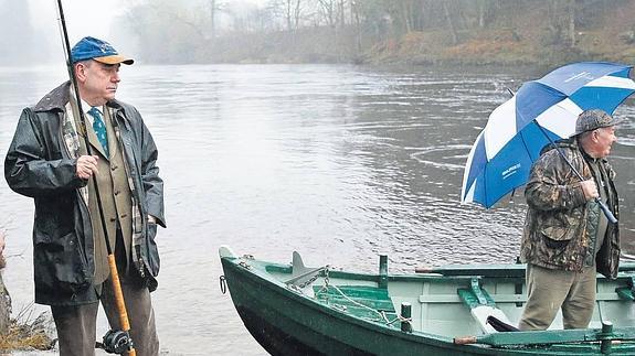 Alex Salmond, gran aficionado a la pesca, en la apertura de la temporada del salmón en la localidad escocesa de Dunkeld.