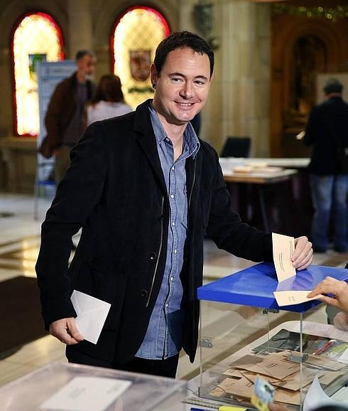 Hasier Arraiz, portavoz de EH Bildu, votó ayer en el Ayuntamiento de Donosti.