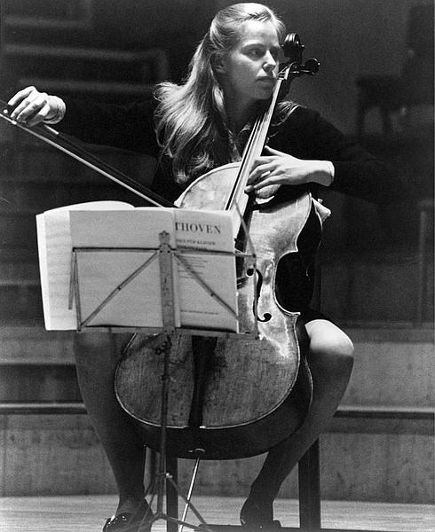 Jacqueline du Pré, lista para dar lo mejor de sí misma. En el vídeo, arranque del quinteto 'La Trucha', de Schubert. Grabación de 1969, con du Pré, Daniel Barenboim, Zubin Mehta, Itzhak Perlman y Pinchas Zukerman. 