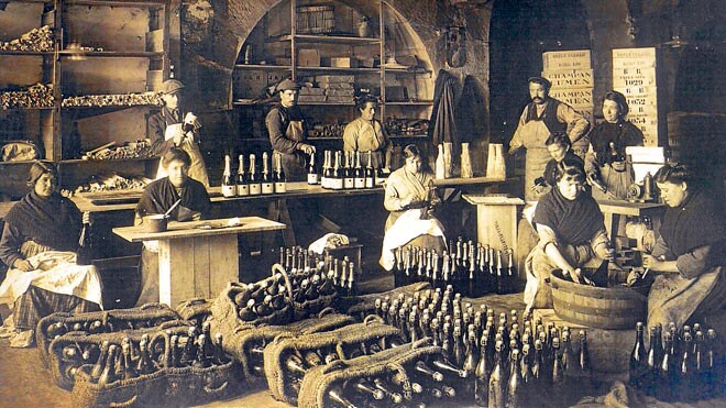 Proceso de etiquetado del cava en las Bodegas Bilbaínas de Haro, hace justo un siglo (1915).