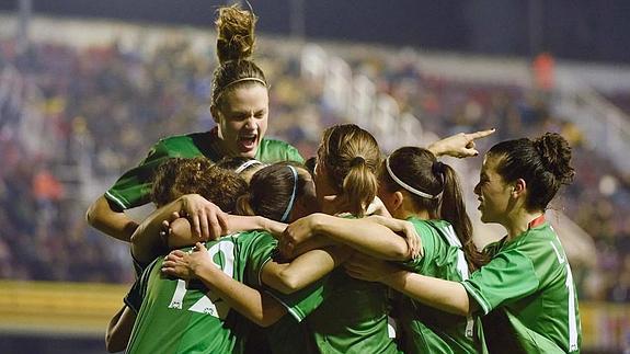 Las futbolistas de Euskadi celebran un tanto. 