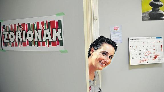 La enfermedad ha ayudado a Ainhoa Zurimendi, psicóloga clínica, a reorientar su actividad laboral. La fecha en que comenzó su nueva vida, como en el caso de Manu, Juan Javier y Carlos, está siempre muy presente en ella. 