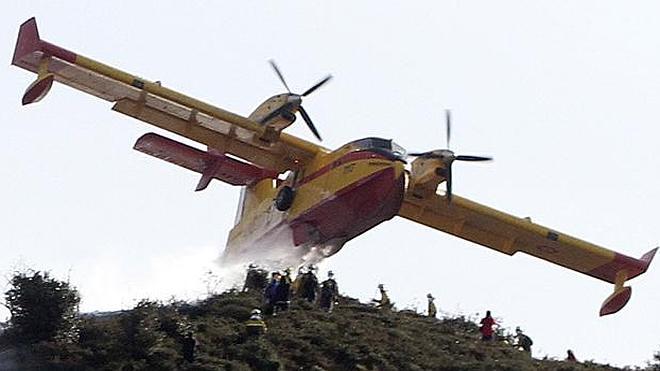 Un hidroavión, en la zona del incendio.