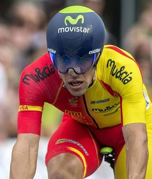 El ciclista español Jonathan Castroviejo pedalea para llegar a la meta en el Campeonato Mundial de Ciclismo 2015.