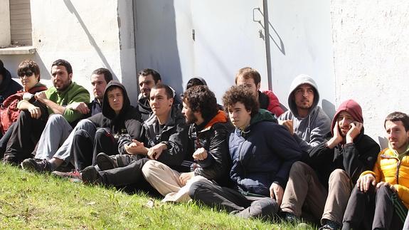 Jóvenes participan en una sentada para evitar la desactivación de uno de los generadores de Errekaleor.