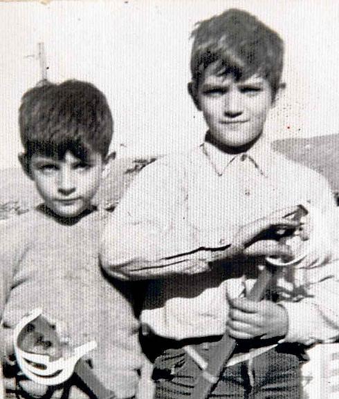 Antonio Banderas, junto a su hermano Javier, ya apuntaba maneras con su espada. 30 años después la volvería a envainar en ‘El Zorro’.