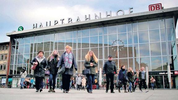 Los peatones caminan junto a la estación de tren de Colonia, donde se produjeron parte de las agresiones.