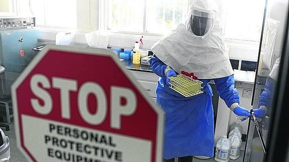 Un médico investiga el ébola en un laboratorio de Uganda.