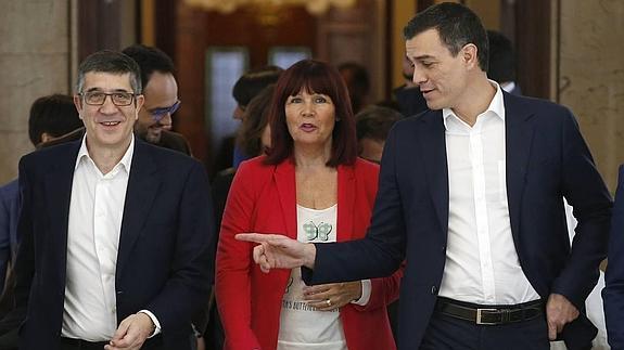 El secretario general del PSOE, Pedro Sánchez (d), acompañado de la presidenta del partido, Micaela Navarro y el secretario de Acción Política, Patxi López.