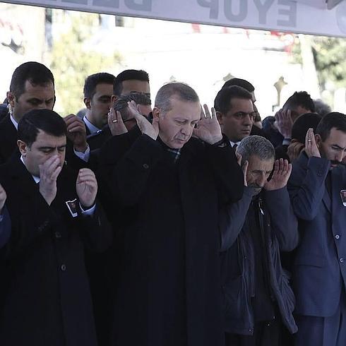 El presidente turco Recep Tayyip Erdogan durante el funeral de un soldado fallecido en un ataque del PKK: