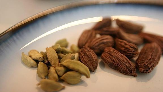 Semillas de cardamono verde y cardamono negro.