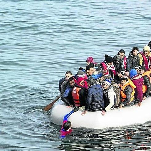 La Guardia Costera griega conduce una lancha a Lesbos.