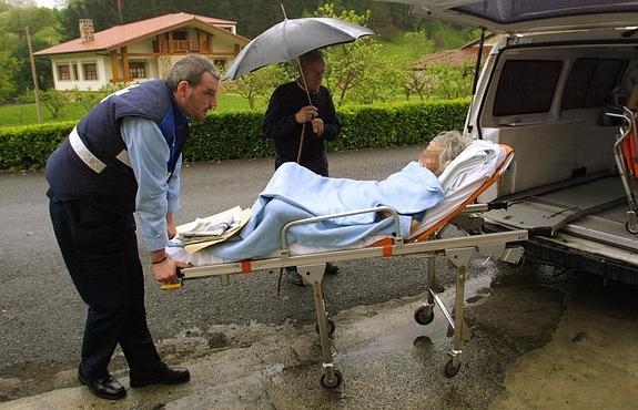 Una de las mujeres es trasladada al hospital tras la brutal agresión.