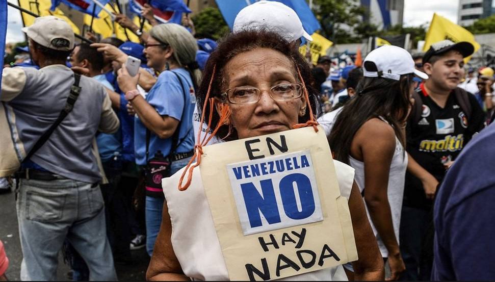 Una manifestante denuncia la falta de suministro en Venezuela durante una manifestación antichavista.