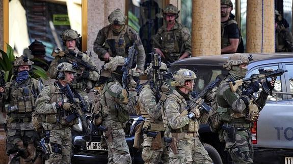 Miembros de las fuerzas especiales francesas se preparan para acceder al hotel Splendid, atacado por los radicales. 