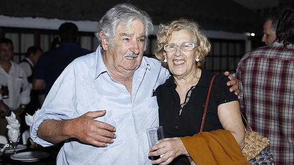 El expresidente de Uruguay José Mujica y la alcaldesa de Madrid, Manuela Carmena . 