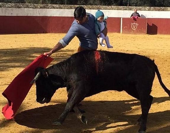 «Debut de Carmen, es la quinta generación que torea en nuestra familia», escribió el torero en las redes sociales.