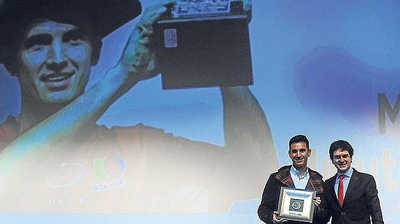 El diputado general de Bizkaia, Unai Rementeria, un enamorado de la pelota, entregó el premio a Mikel Urrutikotxea, ganador del Manomanista y del Cuatro y Medio.