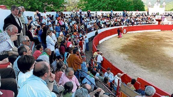 Aficionados a los toros en Orduña.