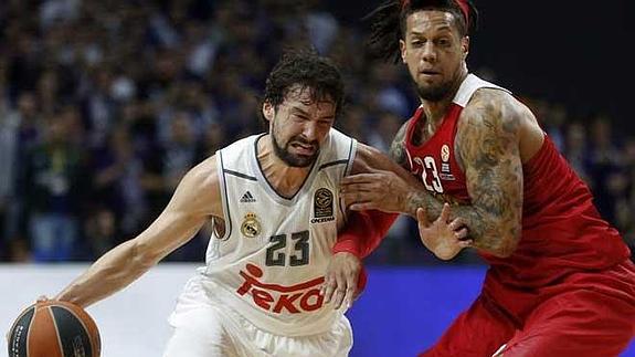 Llull, defendido por Hacket en la foto, lideró a los de Laso ante los griegos