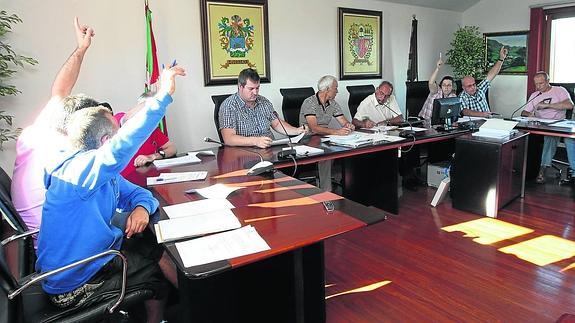 Marce Elorza, rodeado de los ediles de Zierbena, durante un pleno en julio de 2012.