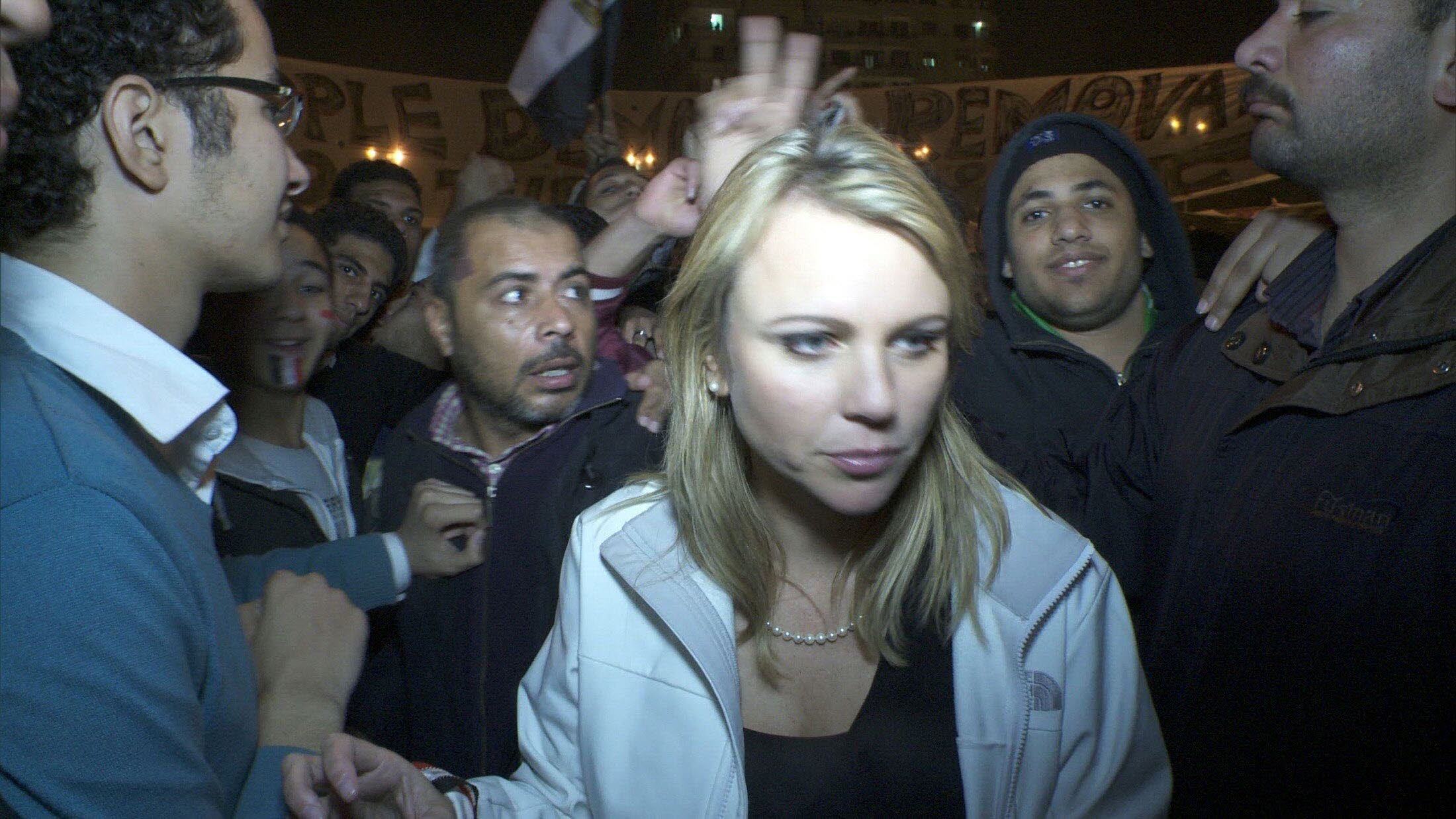 Imagen de 2011, en la que se recoge el momento previo a que la periodista de la CBS Lara Logan fuera atacada por un grupo de jóvenes en la plaza Tahrir.
