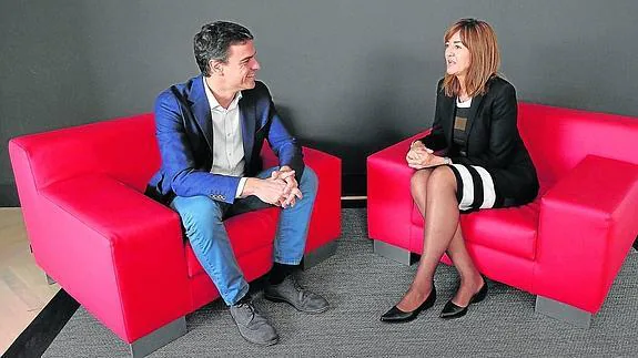 Pedro Sánchez e Idoia Mendia conversan tras el homenaje a Txiki Benegas.