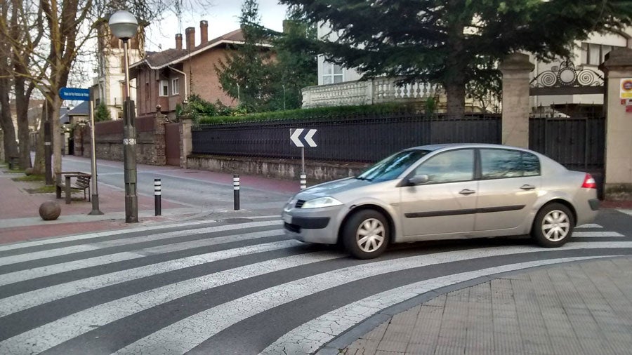 Una señal y varios pivotes impiden el paso de vehículos por Fray Francisco desde el paseo de Cervantes. 