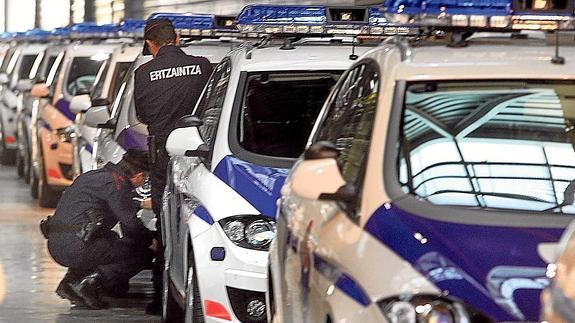 Ertzainas revisan una partida de Seat Altea entregados a la Policía vasca en noviembre de 2011.