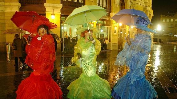 El paraguas es el complemento de moda en Carnaval.