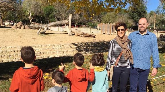Los padres junto a Lucía y sus otros tres hijos