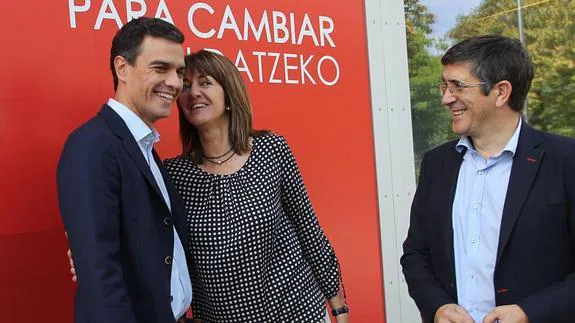 Pedro Sánchez posa con Idoia Mendia, ante Patxi López en septiembre de 2014. TELEPRESS