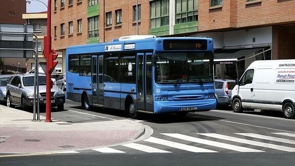 Autobús de la Línea 1, en tránsito por la Ronda del Ferrocarril. 