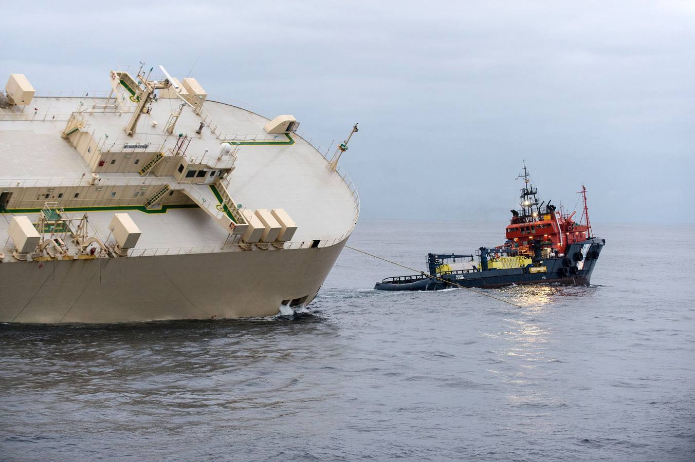 Imagen del 'Modern Express', durante las labores de remolcado hacia Bilbao.