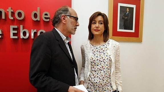 El responsable de Turismo yPromoción Económica, Miguel Ángel Adrián, conversa con la alcaldesa,Aitana Hernando. 