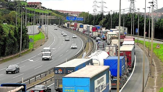 Decenas de camiones sufren una retención en la autopista A-8.