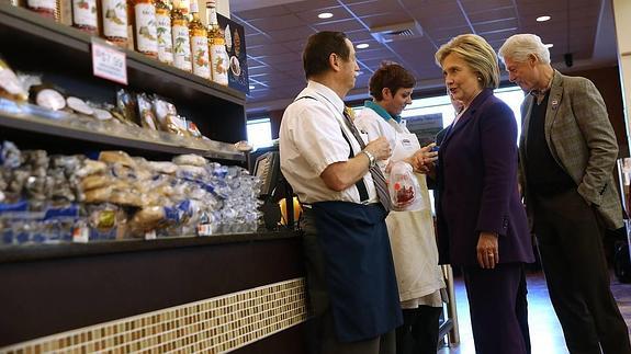 Hillary y Bill Clinton hacen campaña en New Hampshire.